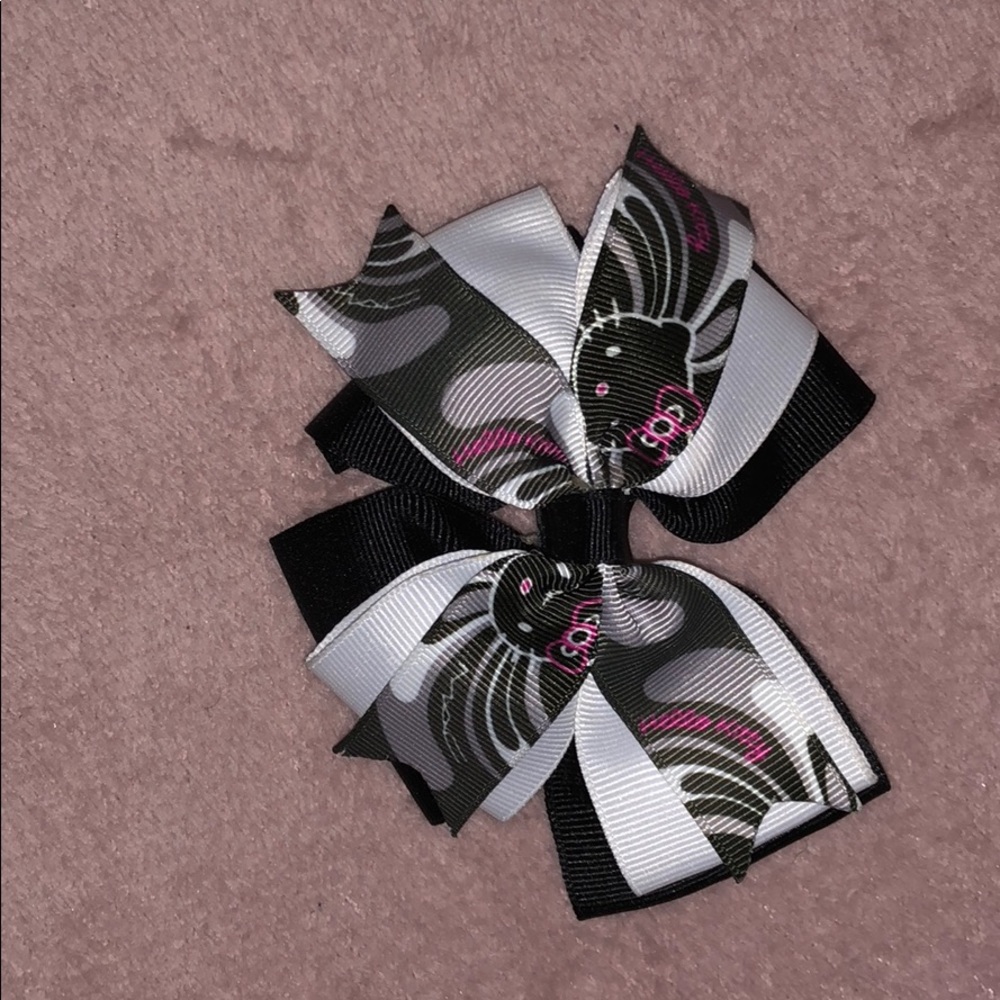 Hello kitty kids hair bow 💕🖤